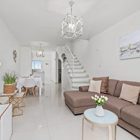 Wavestone Beachfront House *