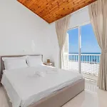 Wavestone Beachfront House Semesterbostad