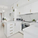 Wavestone Beachfront House Semesterbostad