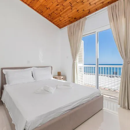 Wavestone Beachfront House Ferienhaus