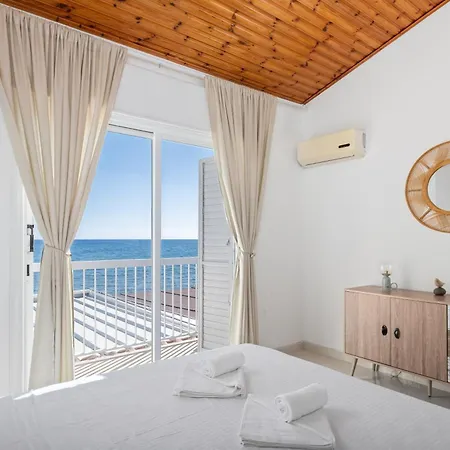 Wavestone Beachfront House Ferienhaus