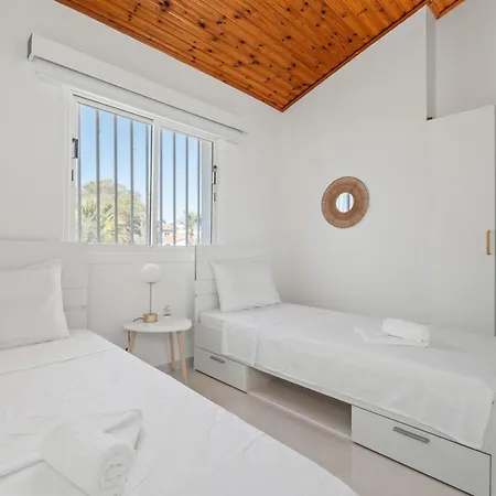 Wavestone Beachfront House Ferienhaus
